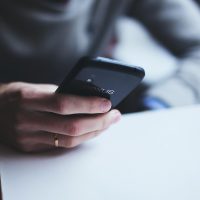 手绘风格头像，技术运营周牧野对着屏幕检查页面加载与可达性，桌角放着咖啡杯与工具箱，整体氛围安静专注